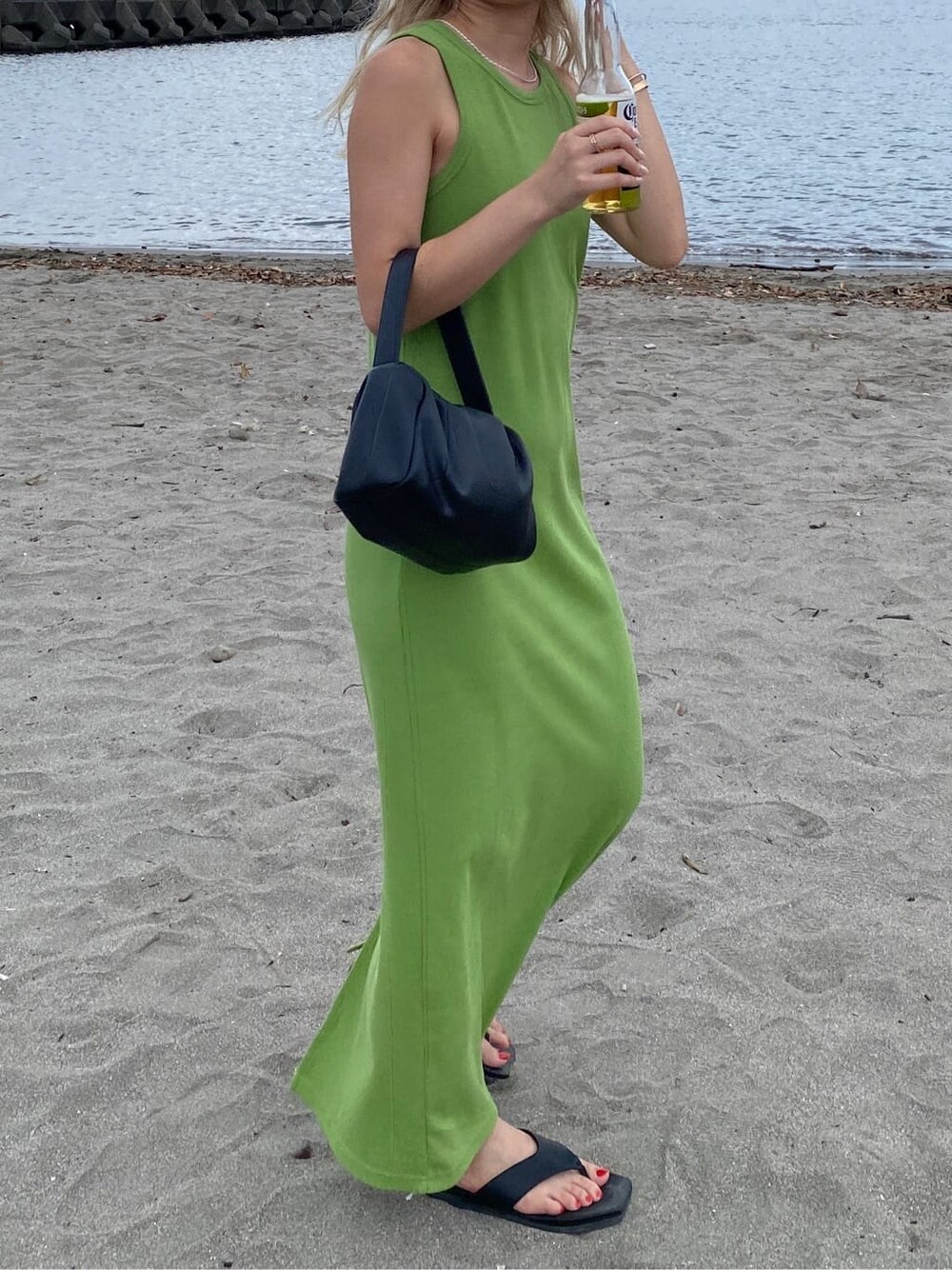 グリーン系のワンピース、ブラウン系のハットを着用したレディースの夏コーディネートの5枚目の写真