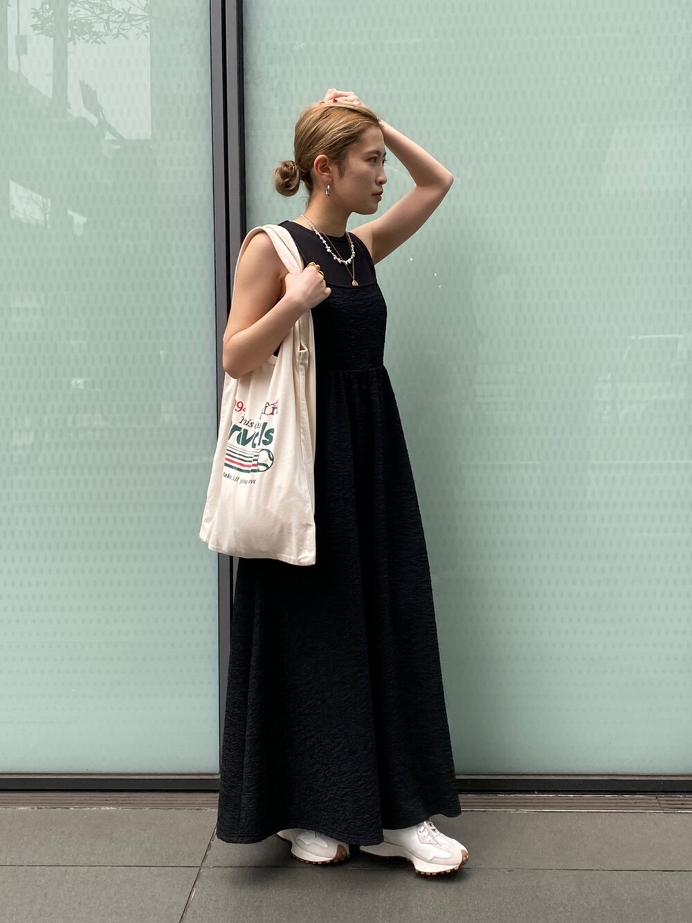 ブラック系のワンピース、ブラック系のタンクトップを着用したレディースの春コーディネートの3枚目の写真