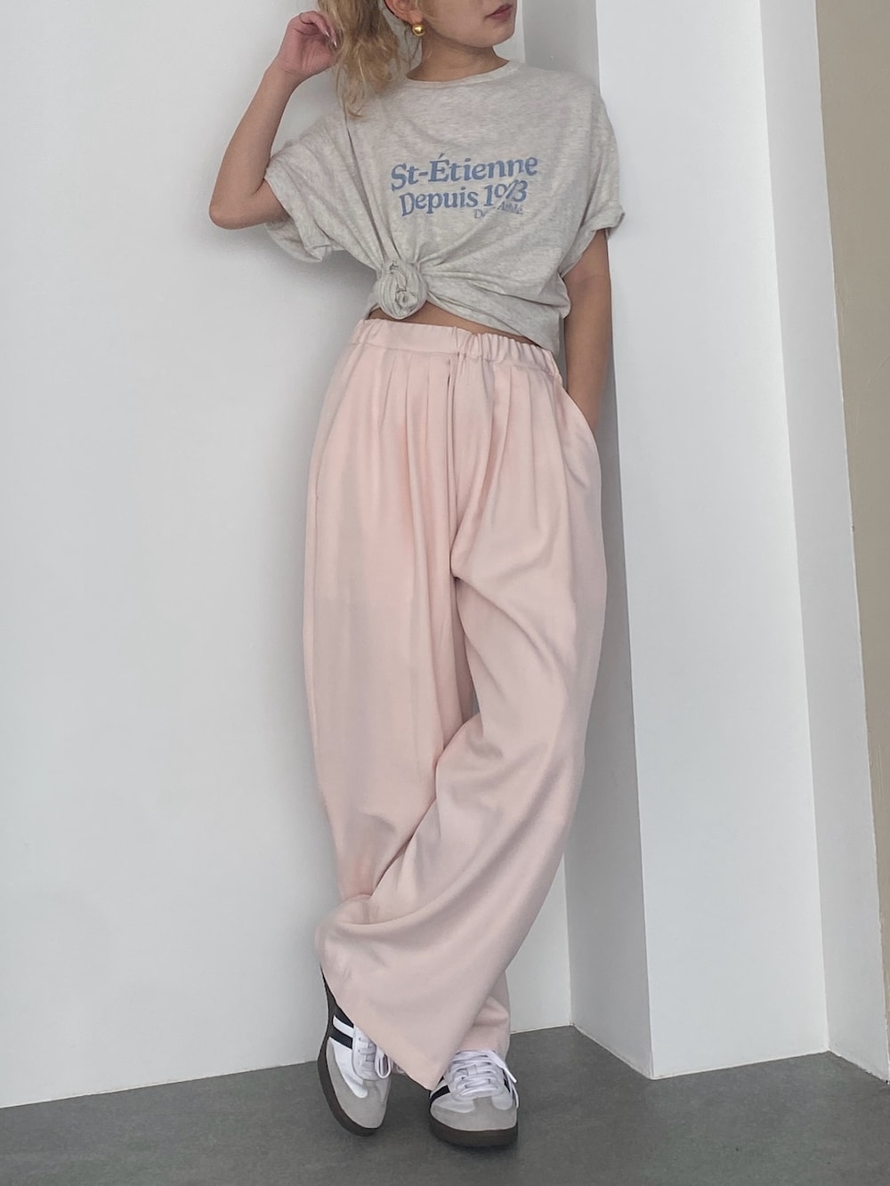 グレー系のTシャツ/カットソー、ピンク系のその他パンツを着用したレディースの春コーディネートの4枚目の写真