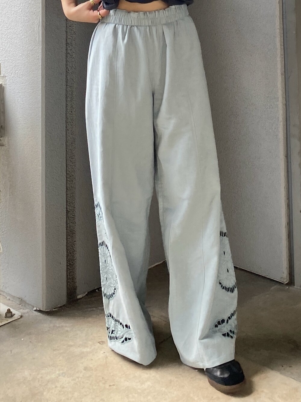 グレー系のTシャツ/カットソー、ブルー系のその他パンツを着用したレディースの夏コーディネートの4枚目の写真