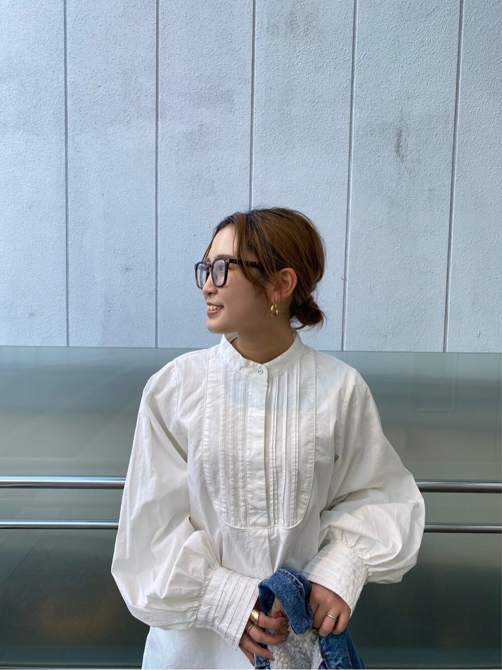 ベージュ系のブーツ、ブルー系のデニムジャケット、ホワイト系のシャツ/ブラウスを着用したレディースの冬コーディネートの4枚目の写真