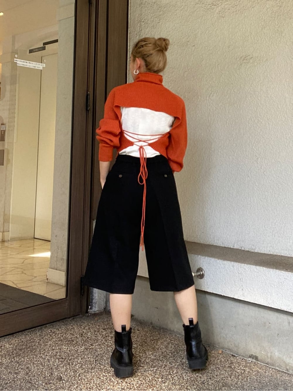 ホワイト系のタンクトップ、ホワイト系のTシャツ/カットソー、ブラック系のその他パンツを着用したレディースの秋コーディネートの3枚目の写真