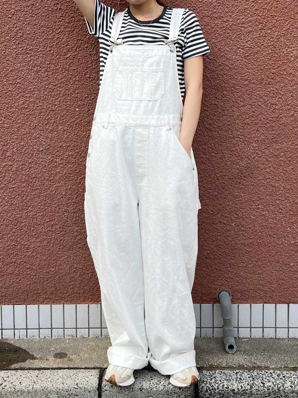 ホワイト系のつなぎ/オールインワン、グレー系のTシャツ/カットソー、グレー系のニットキャップ/ビーニーを着用したレディースの春コーディネートの3枚目の写真