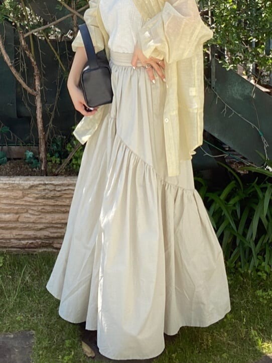 ホワイト系のタンクトップ、ベージュ系のシャツ/ブラウス、ホワイト系のスカートを着用したレディースの春コーディネートの5枚目の写真