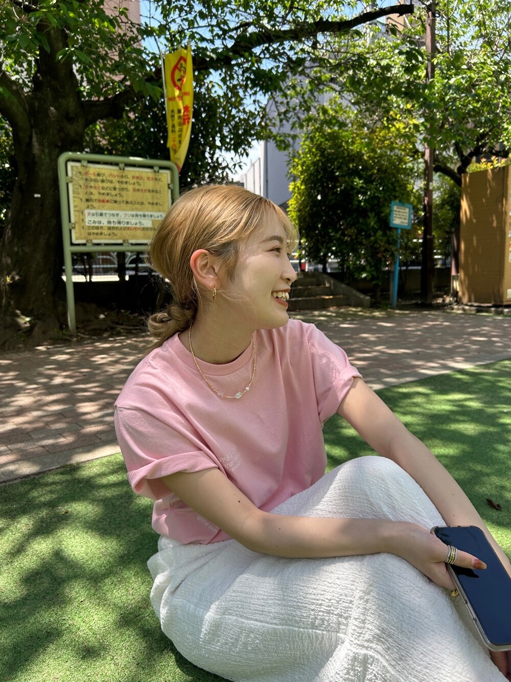 ピンク系のTシャツ/カットソー、ホワイト系のスカートを着用したレディースの夏コーディネートの2枚目の写真