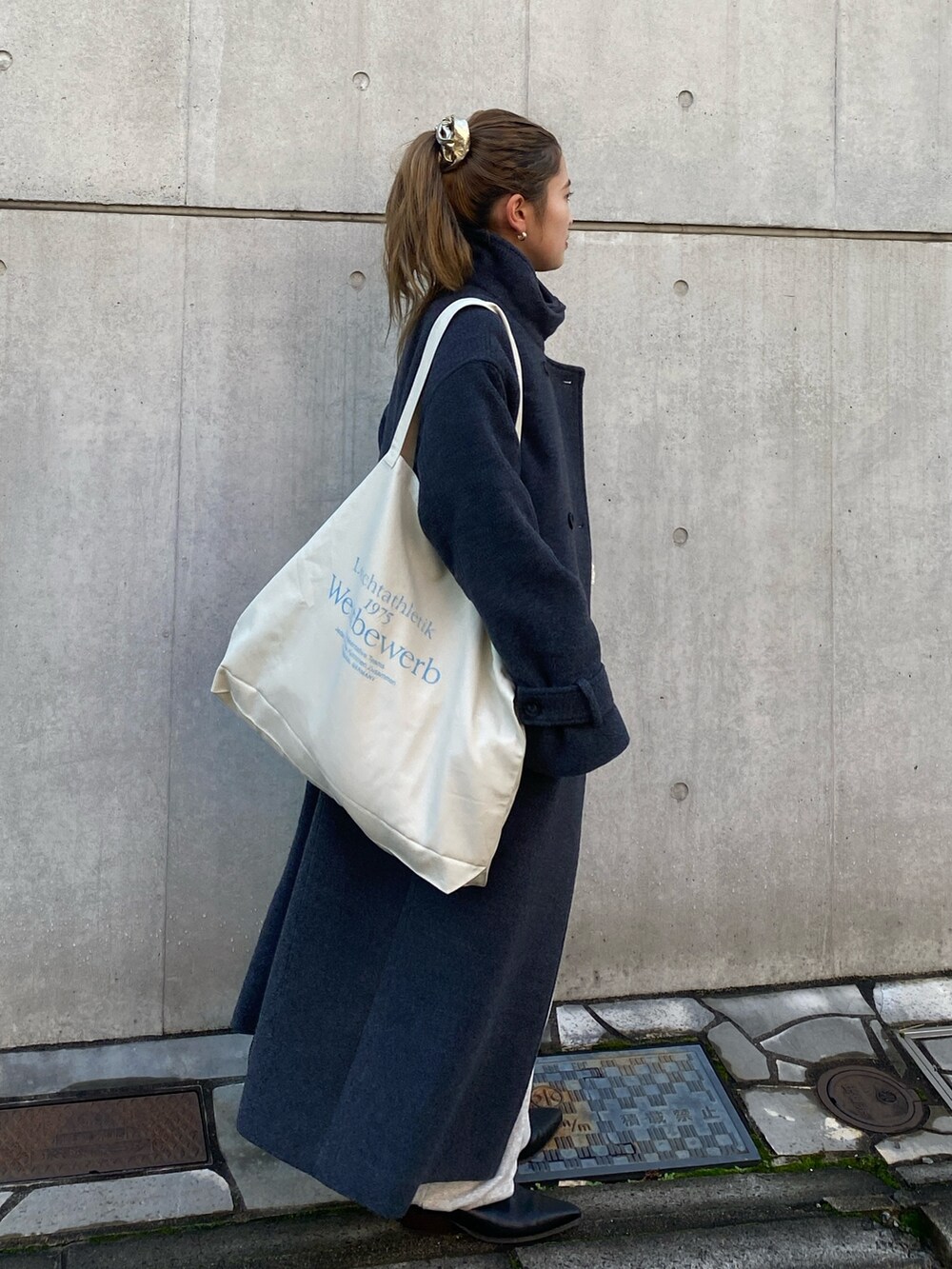 グレー系のその他アウター、グレー系のスウェットパンツ、ホワイト系のニット/セーターを着用したレディースの冬コーディネートの2枚目の写真