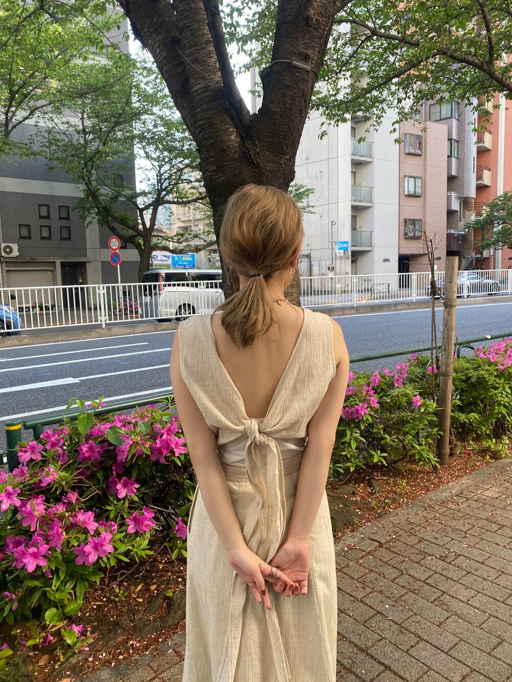 ホワイト系のワンピースを着用したレディースの春コーディネートの4枚目の写真