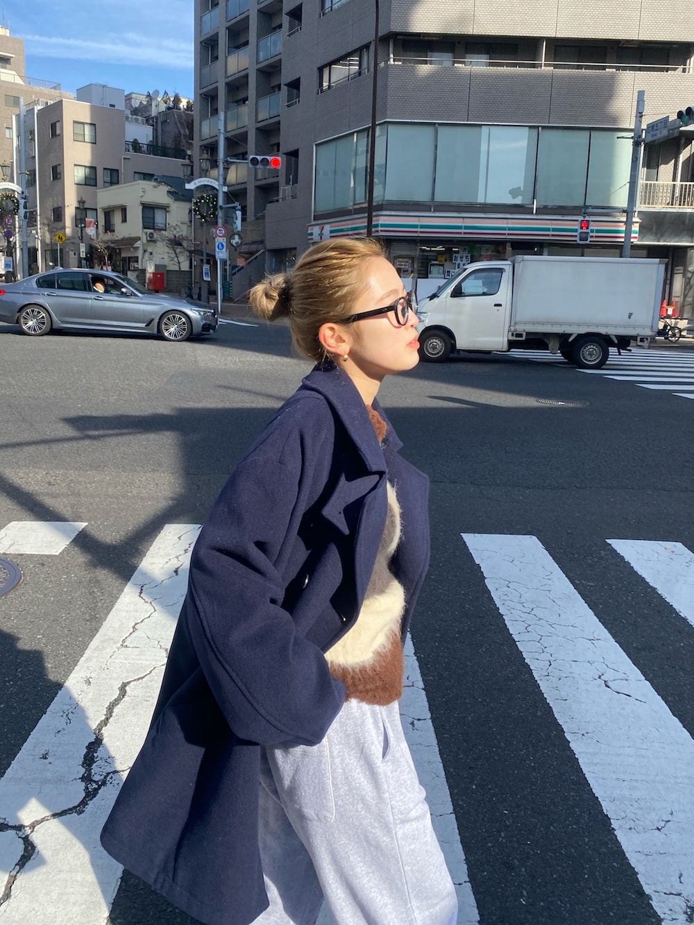 ブルー系のその他アウター、グレー系のニット/セーター、グレー系のスウェットパンツを着用したレディースの冬コーディネートの2枚目の写真
