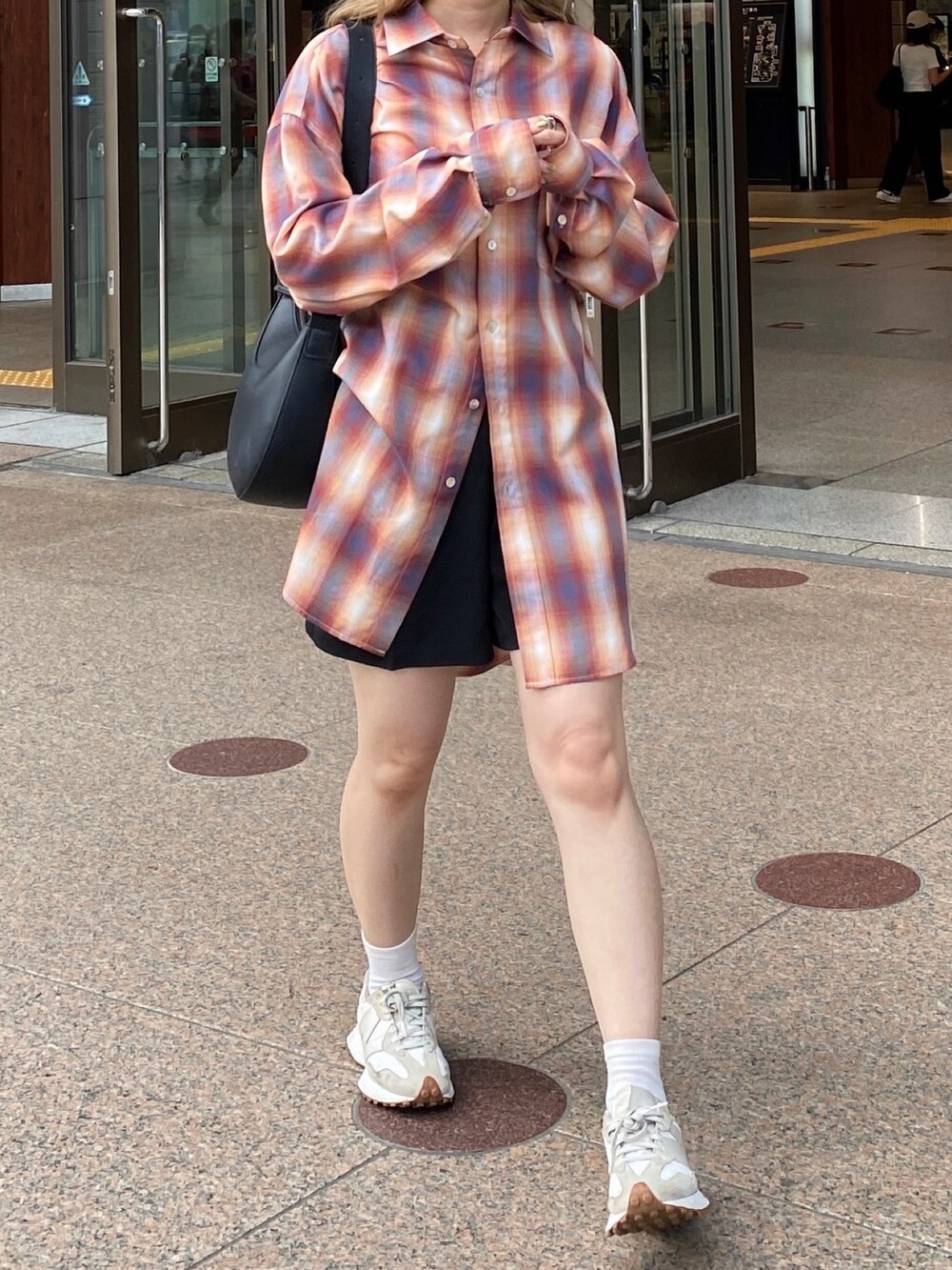 レッド系のシャツ/ブラウス、ブラック系のニットキャップ/ビーニー、ブラック系のメガネを着用したレディースの秋コーディネートの4枚目の写真