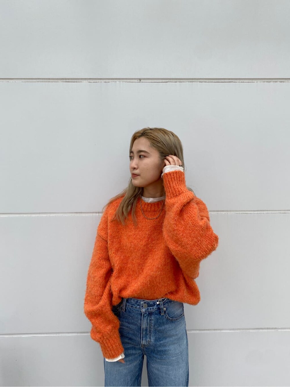 ブラック系のパンプス、ブルー系のデニムパンツ、ホワイト系のTシャツ/カットソーを着用したレディースの秋コーディネートの5枚目の写真