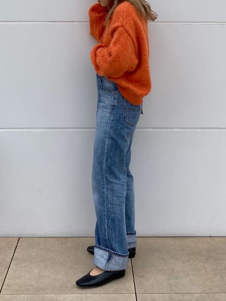 ブラック系のパンプス、ブルー系のデニムパンツ、ホワイト系のTシャツ/カットソーを着用したレディースの秋コーディネートの3枚目の写真