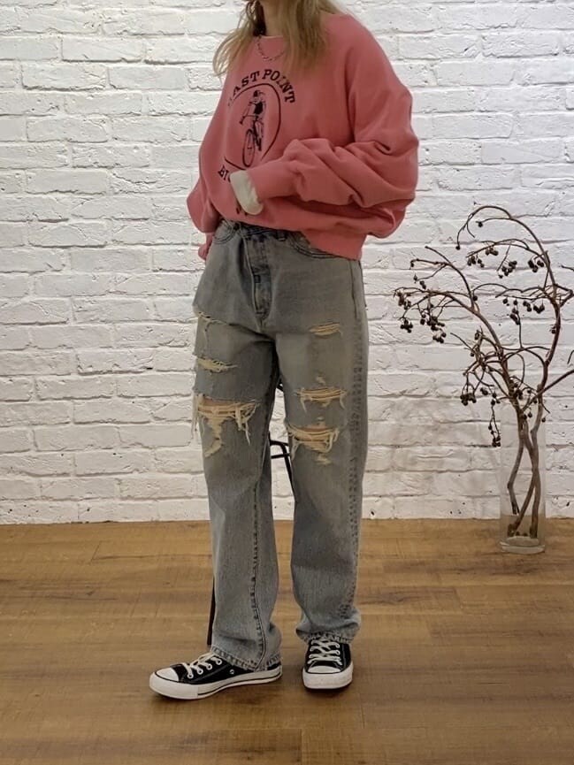 ブルー系のデニムパンツ、ホワイト系のTシャツ/カットソー、ピンク系のスウェットを着用したレディースの秋コーディネートの3枚目の写真