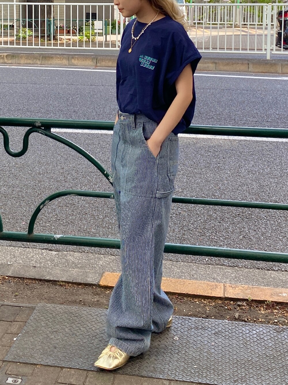 その他のデニムパンツ、ブルー系のTシャツ/カットソー、ゴールド系のパンプスを着用したレディースの春コーディネートの2枚目の写真