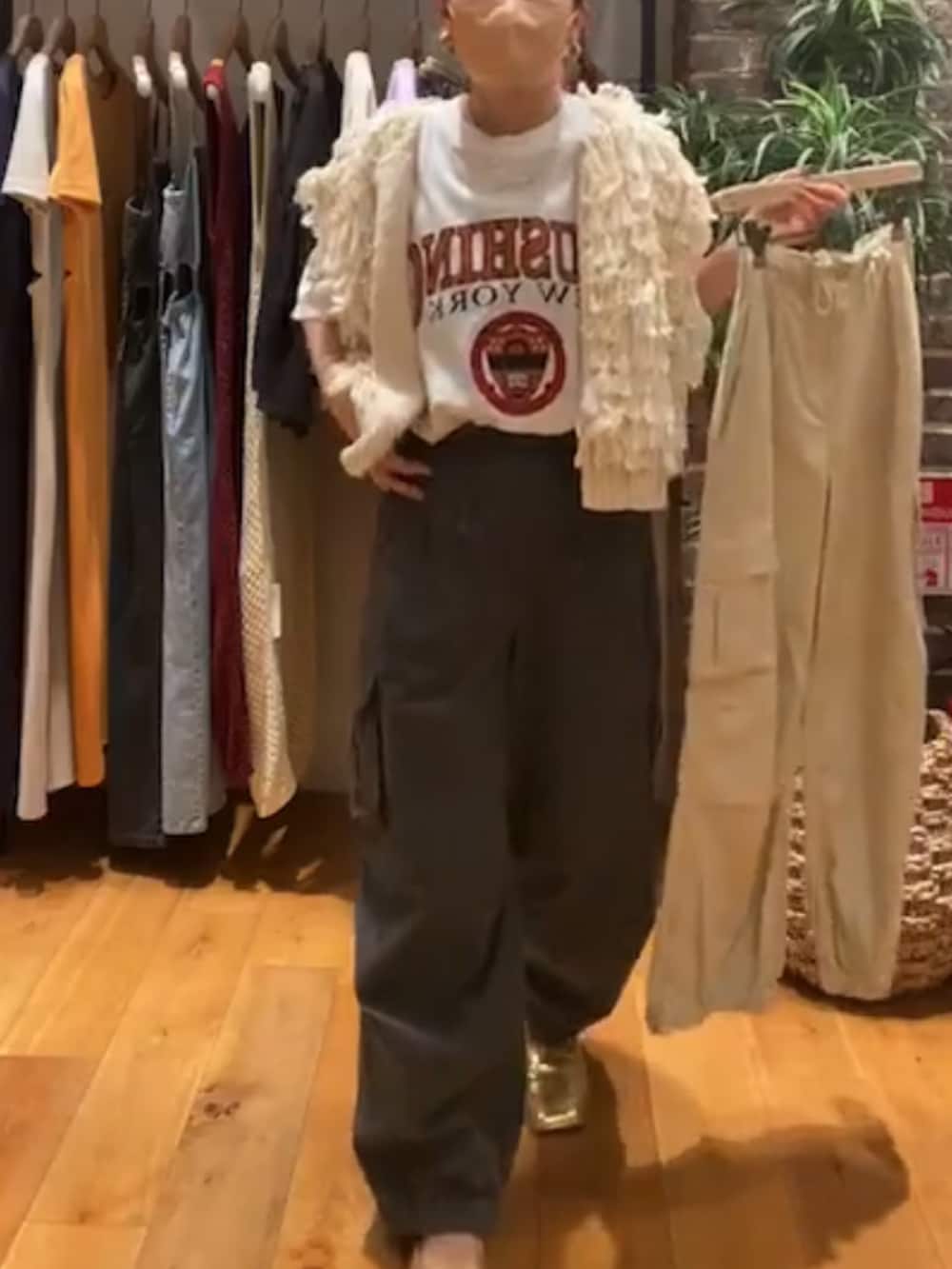 ホワイト系のTシャツ/カットソー、ホワイト系のベスト、ベージュ系のカーゴパンツを着用したレディースの秋コーディネートの3枚目の写真