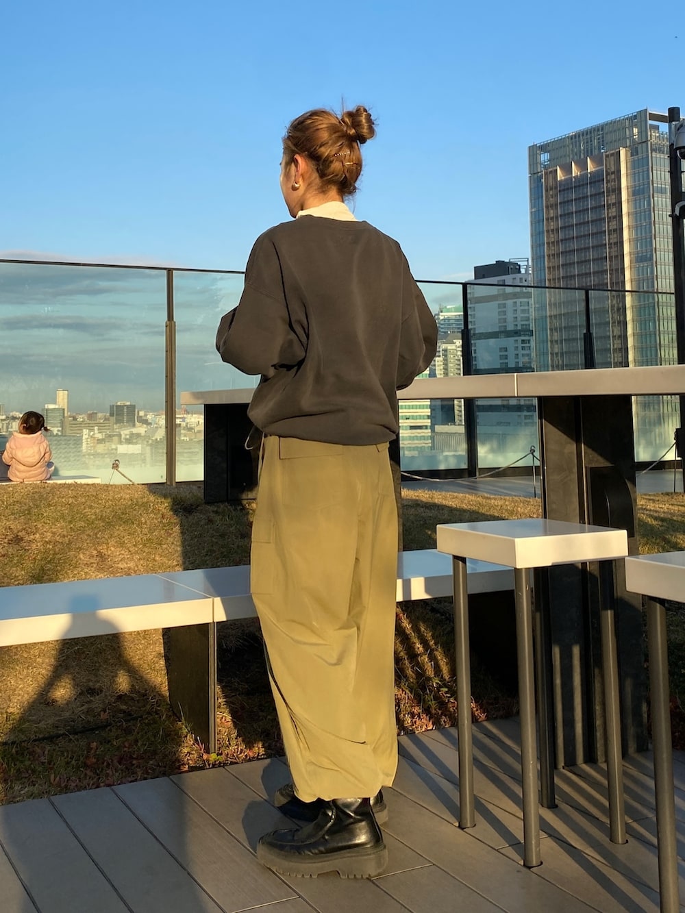 グレー系のTシャツ/カットソー、グリーン系のカーゴパンツ、ホワイト系のTシャツ/カットソーを着用したレディースの冬コーディネートの3枚目の写真