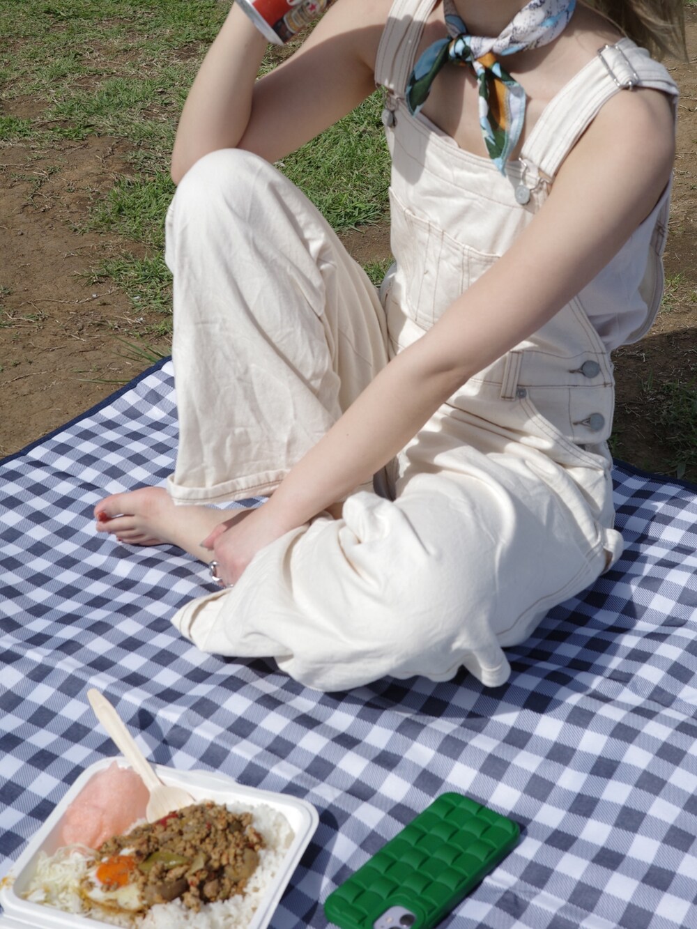 ホワイト系のキャミソール、ホワイト系のつなぎ/オールインワンを着用したレディースの夏コーディネートの5枚目の写真