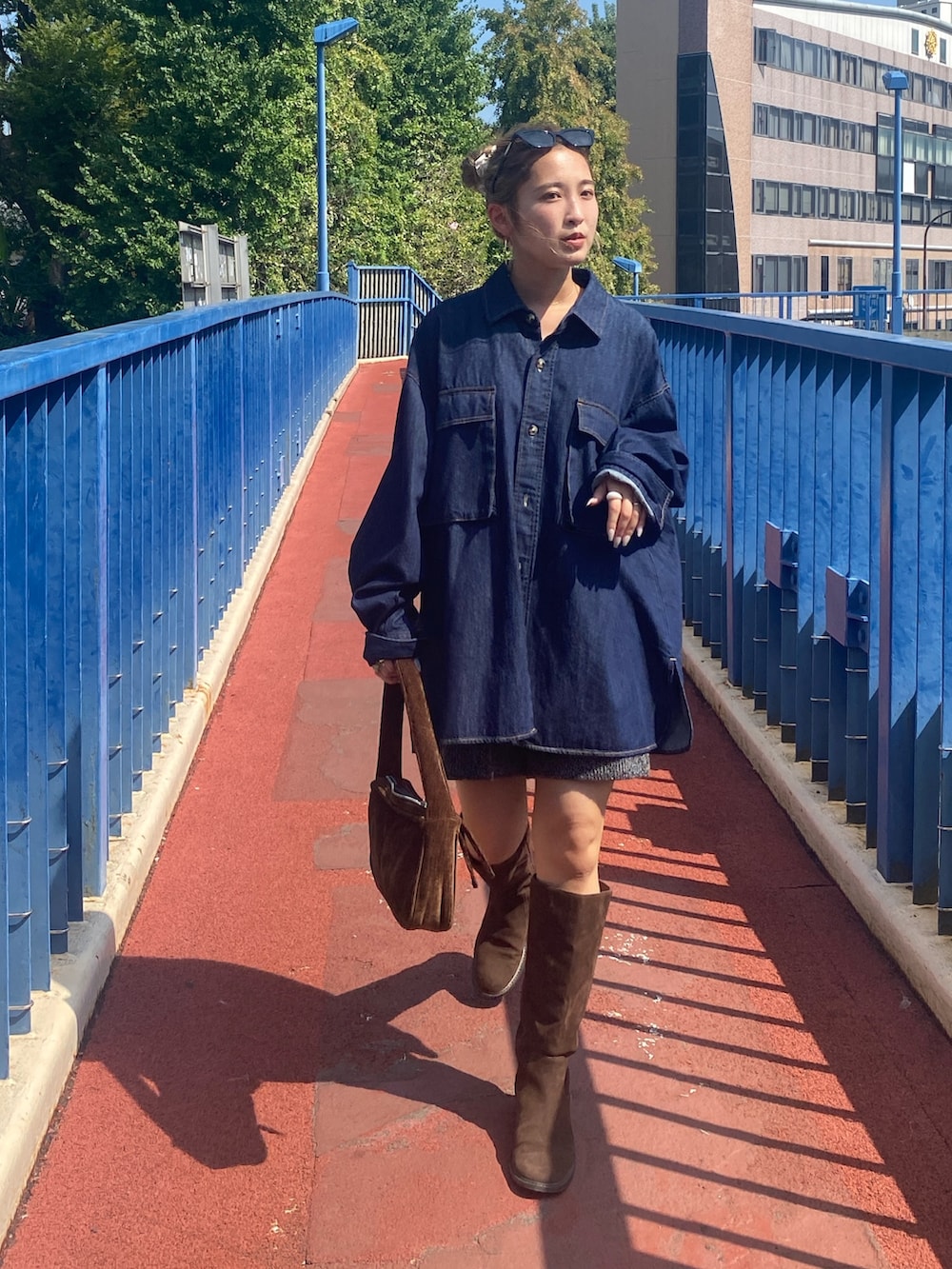 ブルー系のシャツ/ブラウス、グレー系のその他パンツ、ブラウン系のブーツを着用したレディースの冬コーディネートの4枚目の写真
