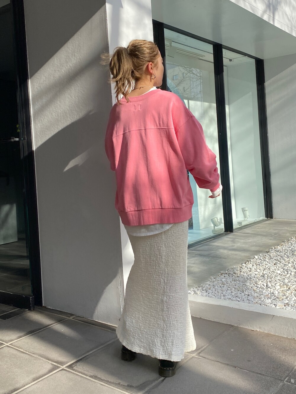 ホワイト系のTシャツ/カットソー、ピンク系のカーディガン/ボレロ、ホワイト系のスカートを着用したレディースの冬コーディネートの4枚目の写真