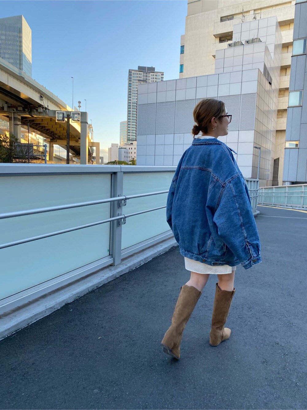 ベージュ系のブーツ、ブルー系のデニムジャケット、ホワイト系のシャツ/ブラウスを着用したレディースの冬コーディネートの5枚目の写真