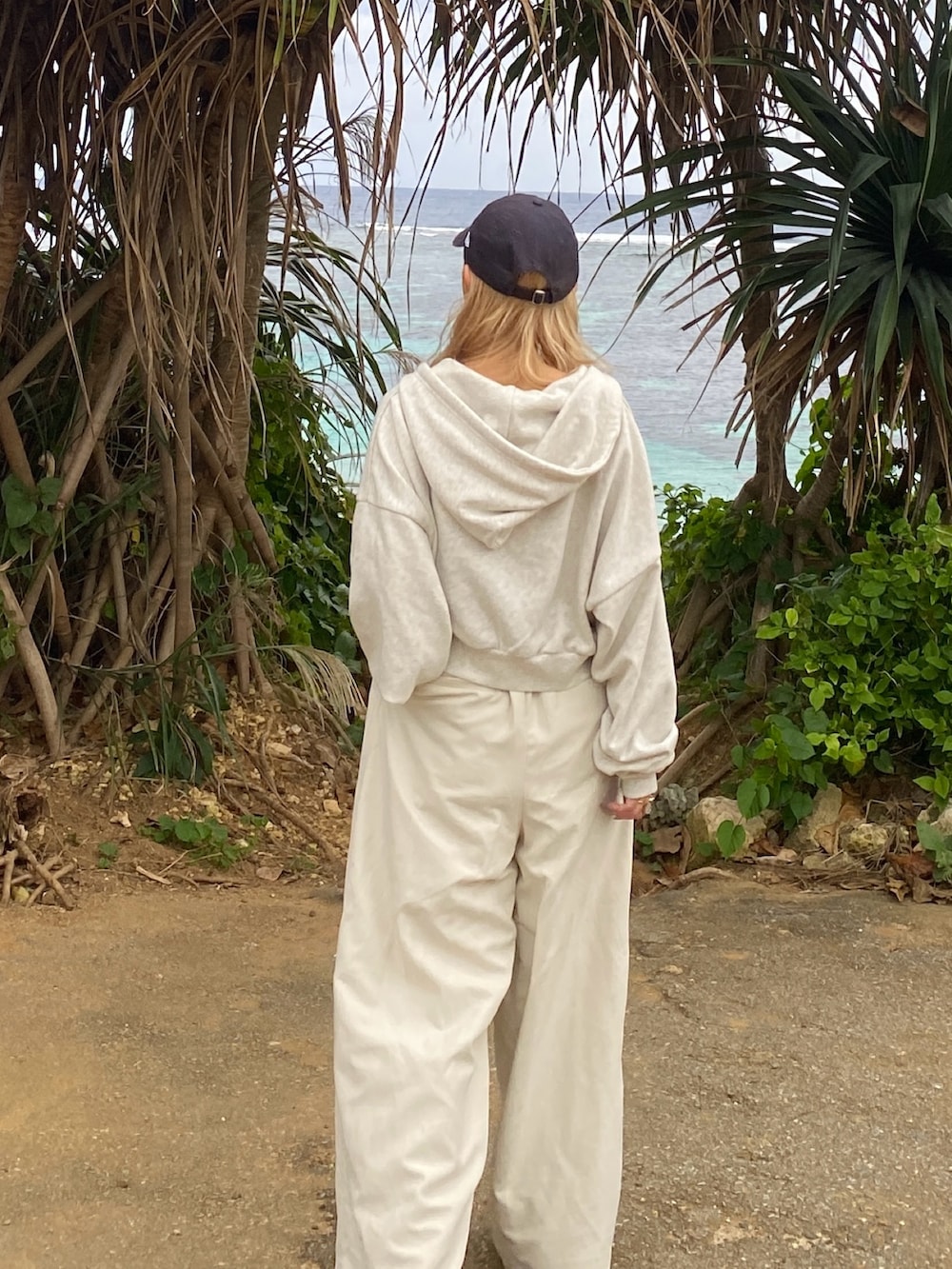 ホワイト系のパーカー、ホワイト系のその他パンツを着用したレディースの秋コーディネートの2枚目の写真