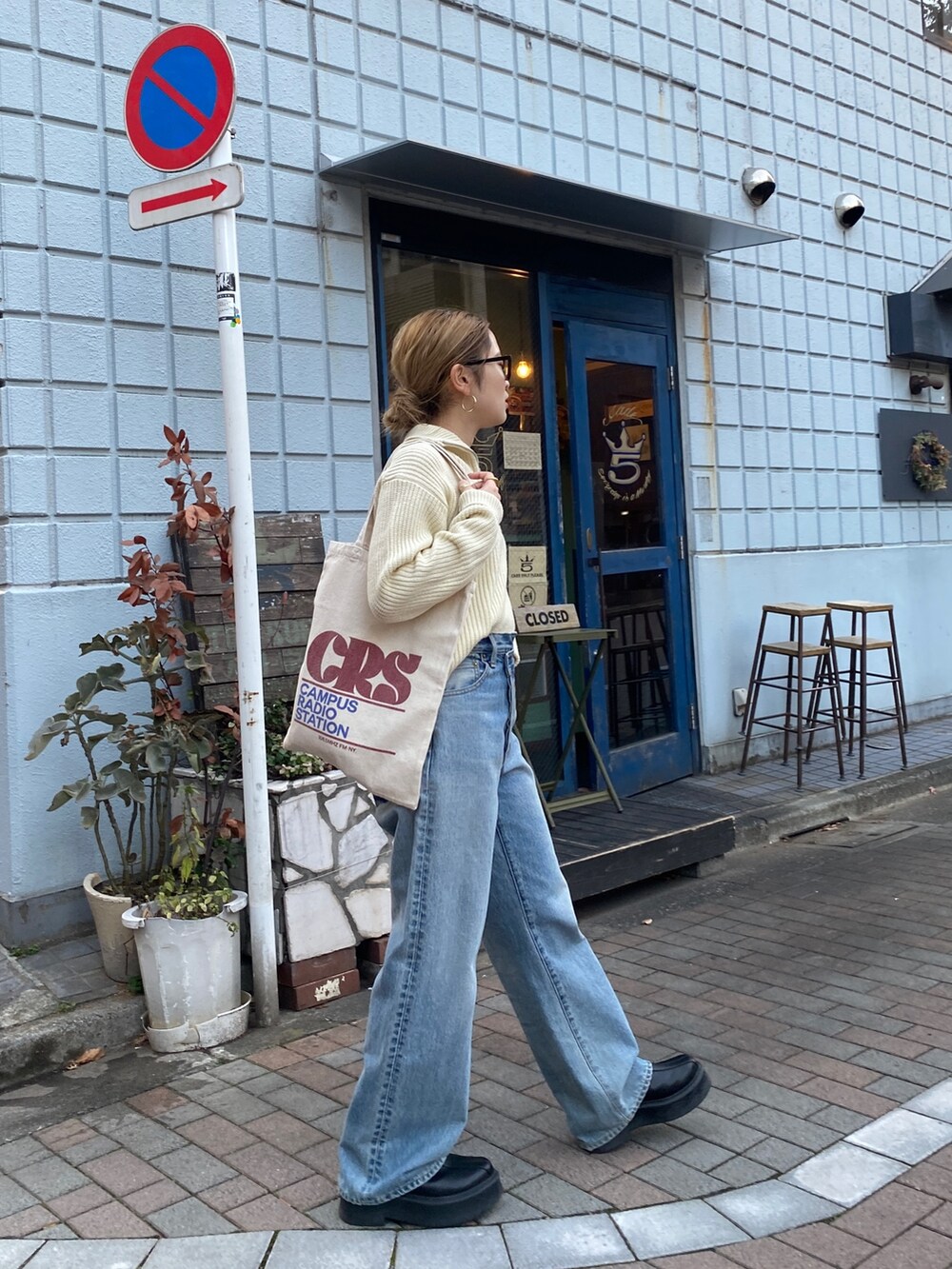 ホワイト系のニット/セーター、ブルー系のデニムパンツ、レッド系のトートバッグを着用したレディースの冬コーディネートの7枚目の写真