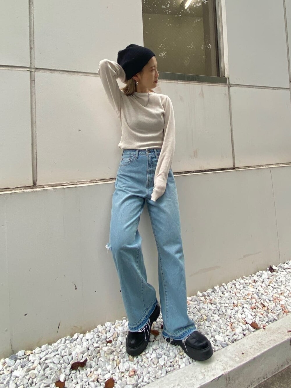 ホワイト系のTシャツ/カットソー、ブルー系のデニムパンツ、ブルー系のデニムパンツを着用したレディースの秋コーディネートの6枚目の写真