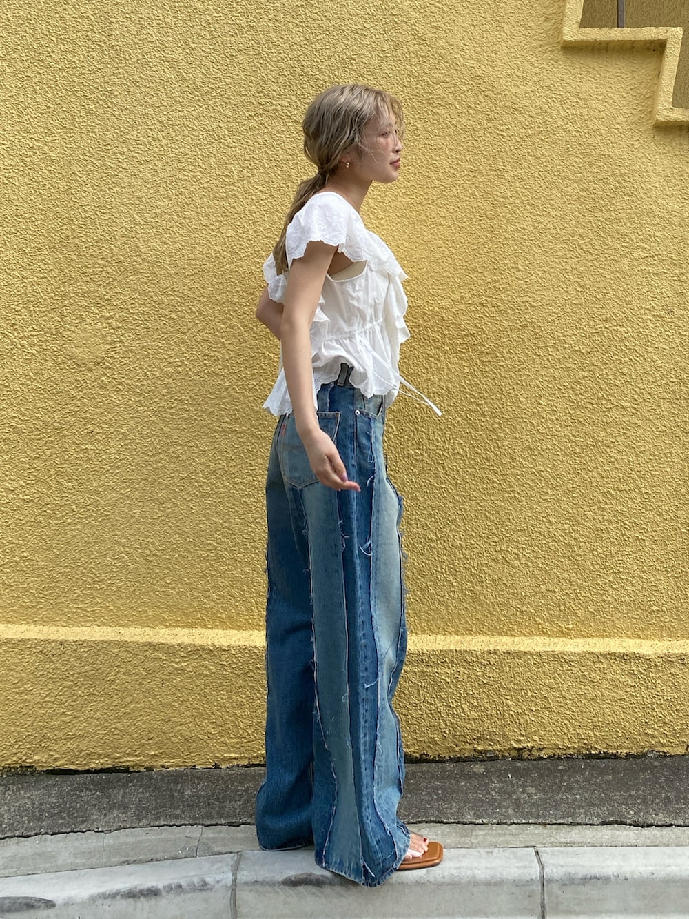 ホワイト系のシャツ/ブラウス、ブルー系のデニムパンツ、その他のサンダルを着用したレディースの夏コーディネートの4枚目の写真