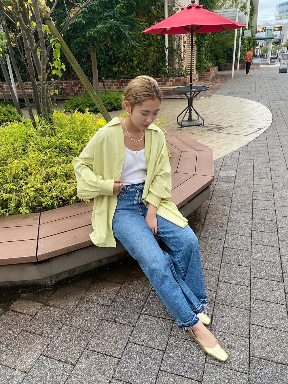 グリーン系のシャツ/ブラウス、ホワイト系のTシャツ/カットソー、ブルー系のデニムパンツを着用したレディースの夏コーディネートの3枚目の写真