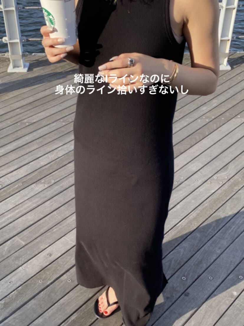 ブラック系のワンピース、ピンク系のシャツ/ブラウスを着用したレディースの夏コーディネートの2枚目の写真