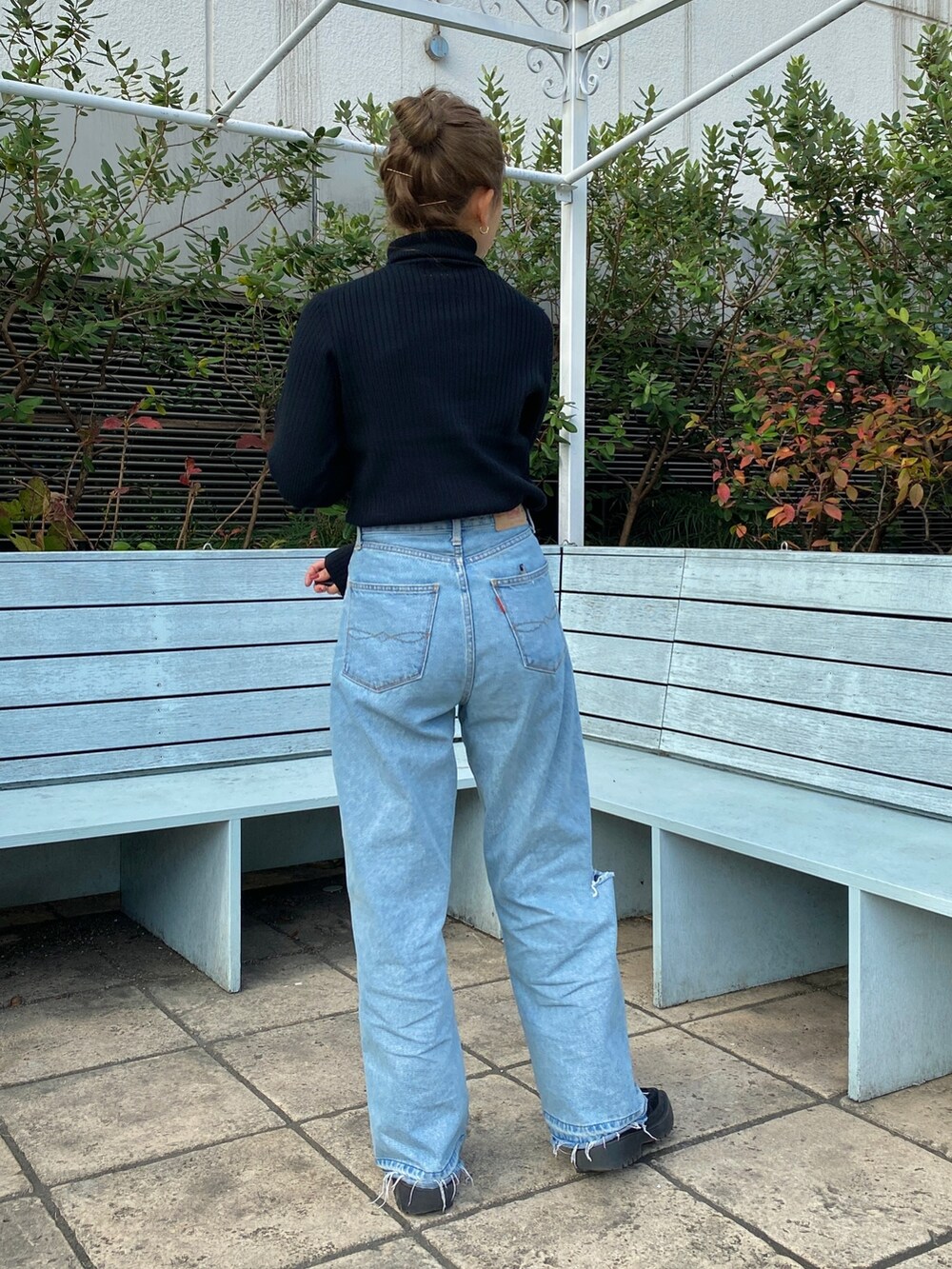 ブルー系のデニムパンツ、ブラック系のニット/セーター、その他のチェスターコートを着用したレディースの秋コーディネートの5枚目の写真