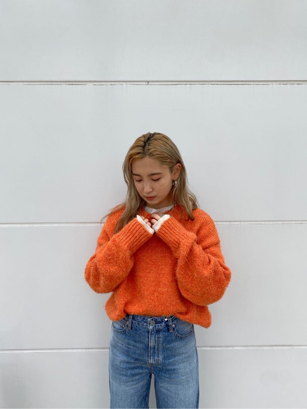 ブラック系のパンプス、ブルー系のデニムパンツ、ホワイト系のTシャツ/カットソーを着用したレディースの秋コーディネートの6枚目の写真