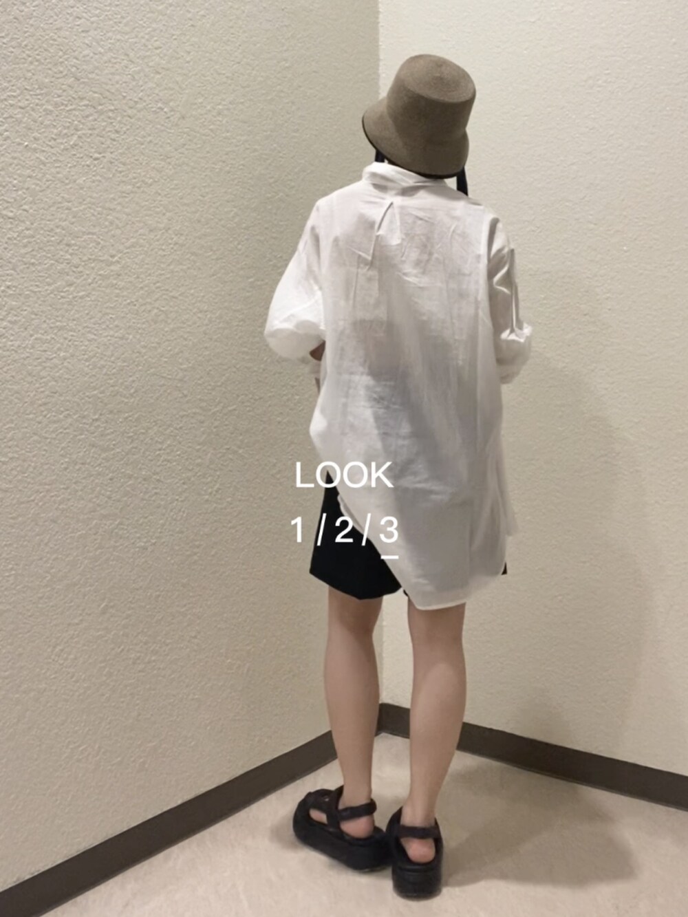 ホワイト系のシャツ/ブラウス、ベージュ系のハットを着用したレディースの夏コーディネートの4枚目の写真