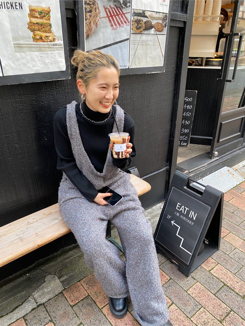 ブラック系のTシャツ/カットソー、グレー系のつなぎ/オールインワン、ブラック系のブーツを着用したレディースの秋コーディネートの4枚目の写真