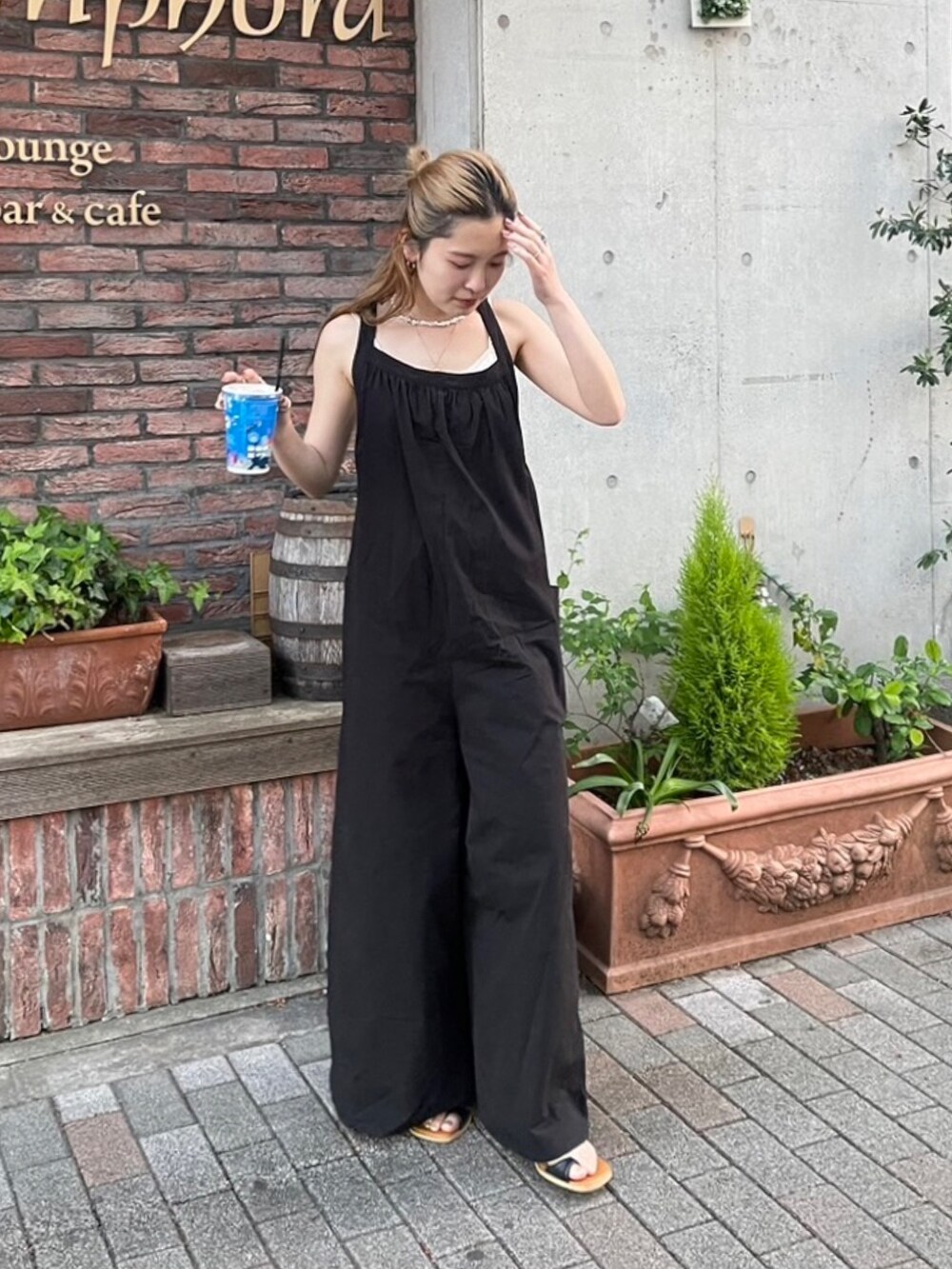 ブラック系のつなぎ/オールインワン、ホワイト系のキャミソールを着用したレディースの春コーディネートの3枚目の写真