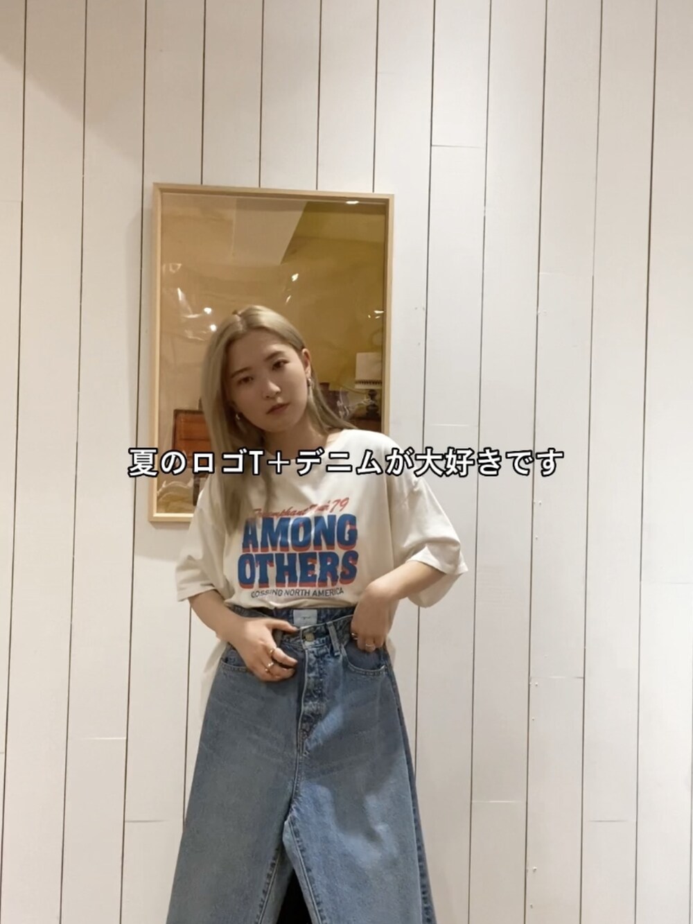 ホワイト系のTシャツ/カットソー、ブルー系のキャミソール、ホワイト系のハンドバッグを着用したレディースの夏コーディネートの5枚目の写真