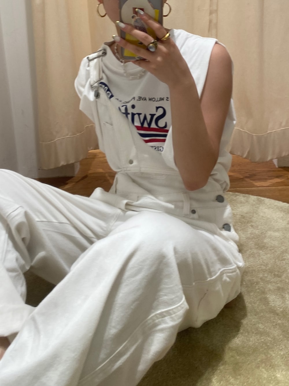 ホワイト系のTシャツ/カットソー、グリーン系のキャップを着用したレディースの夏コーディネートの4枚目の写真