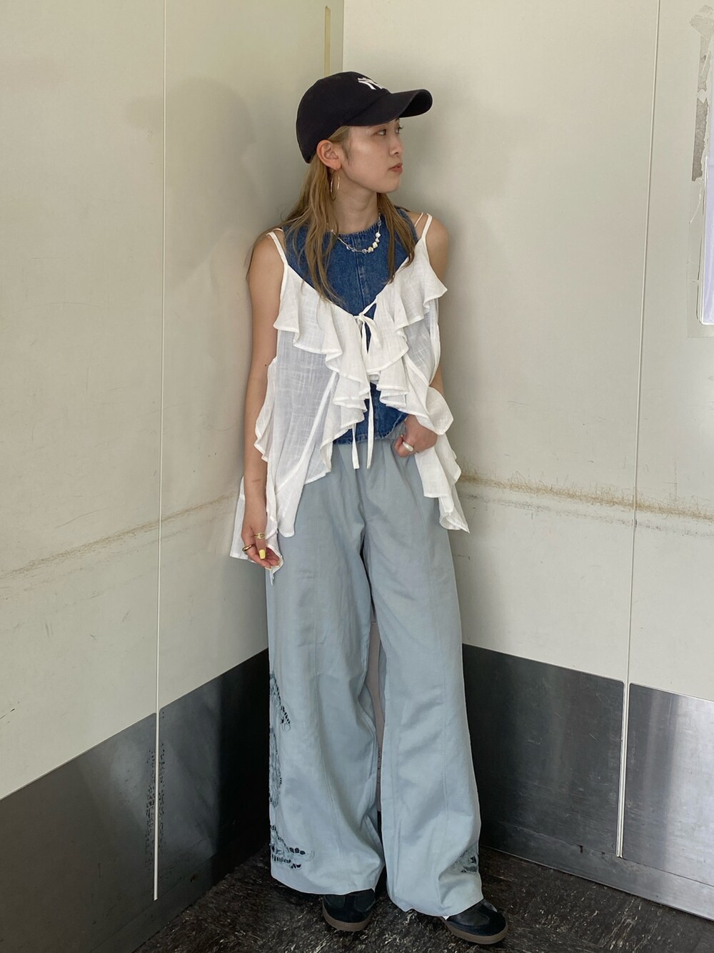 ホワイト系のキャミソール、ブルー系のシャツ/ブラウス、ブルー系のその他パンツを着用したレディースの夏コーディネートの4枚目の写真