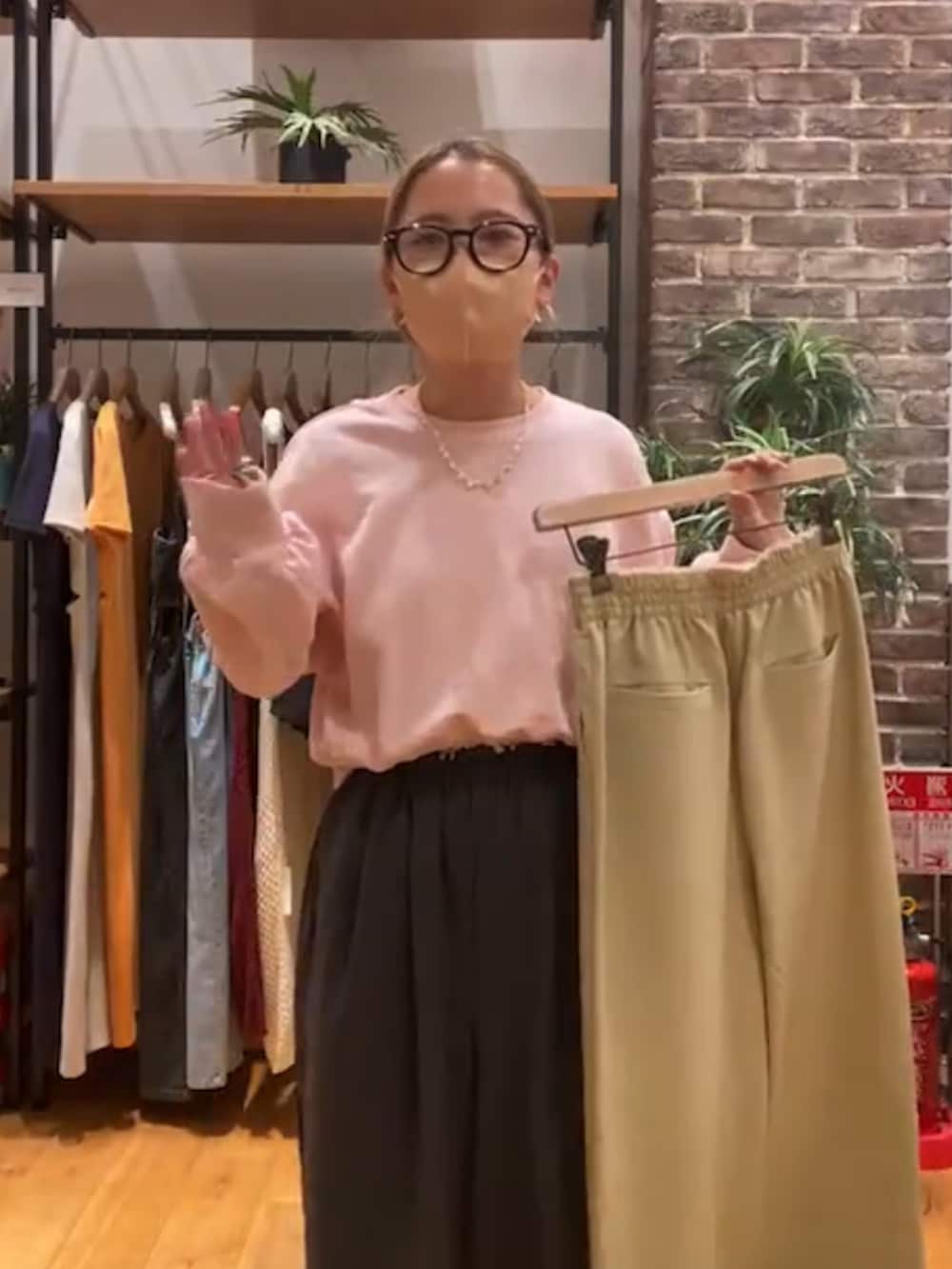 ピンク系のスウェット、グレー系のその他パンツを着用したレディースの秋コーディネートの2枚目の写真