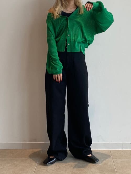 ブラック系のタンクトップ、ブラック系のパンプス、ブラック系のデニムパンツを着用したレディースの夏コーディネートの2枚目の写真