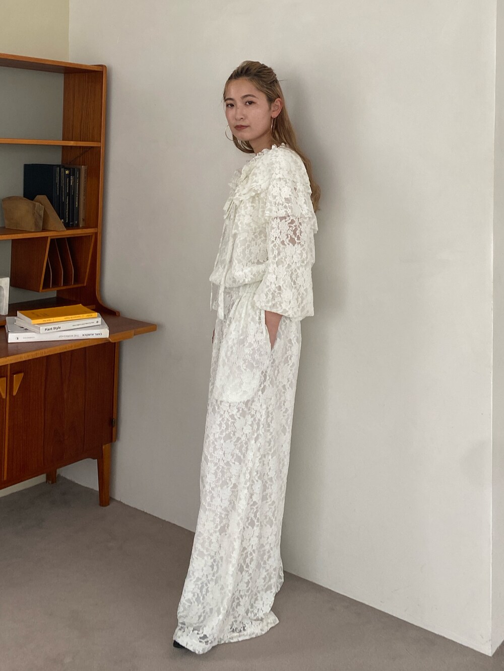 ホワイト系のつなぎ/オールインワン、ブラック系のショルダーバッグを着用したレディースの秋コーディネートの3枚目の写真