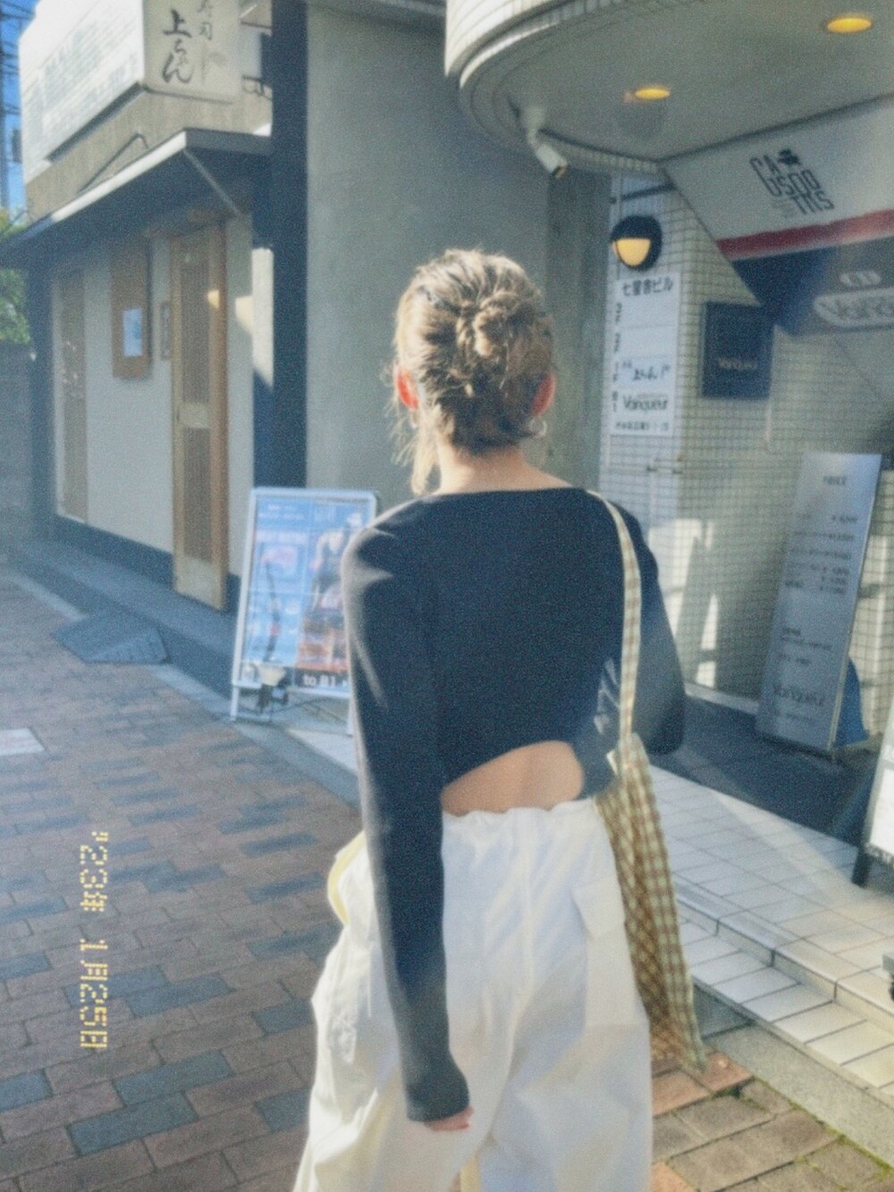 ブラック系のTシャツ/カットソー、ホワイト系のカーゴパンツ、グリーン系のショルダーバッグを着用したレディースの春コーディネートの2枚目の写真