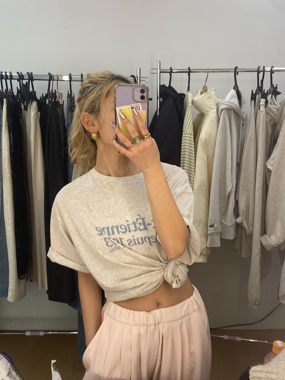 グレー系のTシャツ/カットソー、ピンク系のその他パンツを着用したレディースの春コーディネートの2枚目の写真