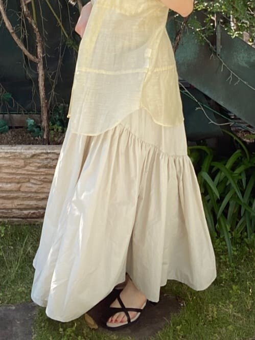 ホワイト系のタンクトップ、ベージュ系のシャツ/ブラウス、ホワイト系のスカートを着用したレディースの春コーディネートの6枚目の写真