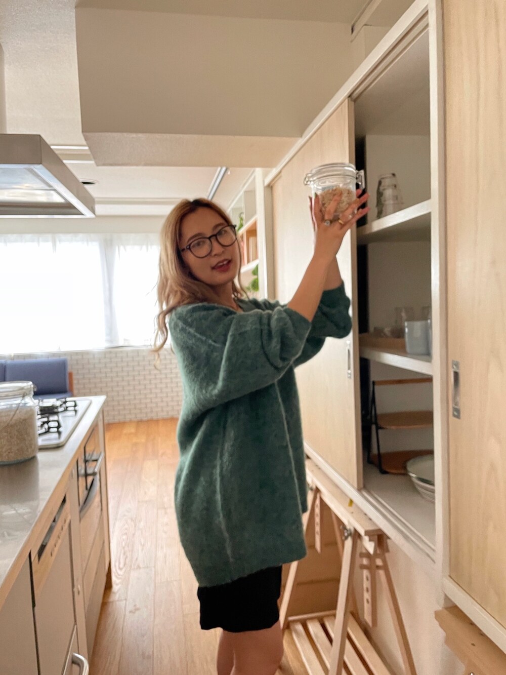 グリーン系のカーディガン/ボレロ、ブラック系のローファー、ブラック系のメガネを着用したレディースの秋コーディネートの6枚目の写真