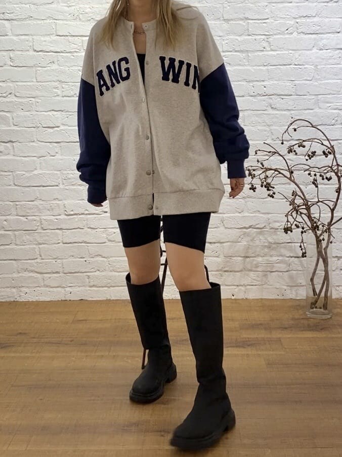 ブルー系のカーディガン/ボレロ、ブラック系のその他パンツ、ブラック系のブーツを着用したレディースの秋コーディネートの5枚目の写真