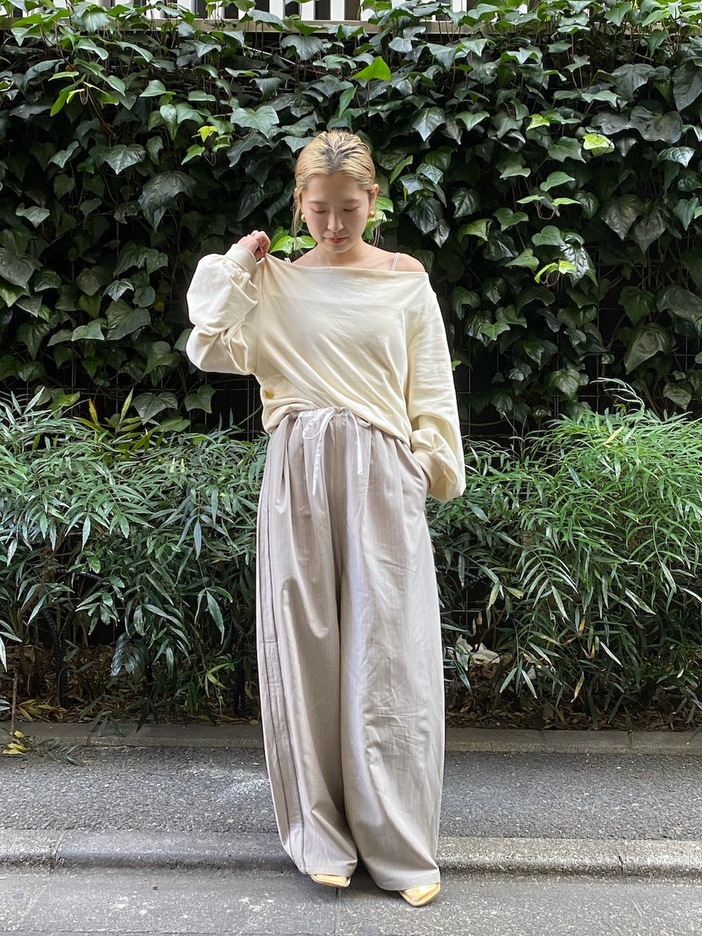 ベージュ系のその他パンツ、ホワイト系のTシャツ/カットソーを着用したレディースの冬コーディネートの4枚目の写真