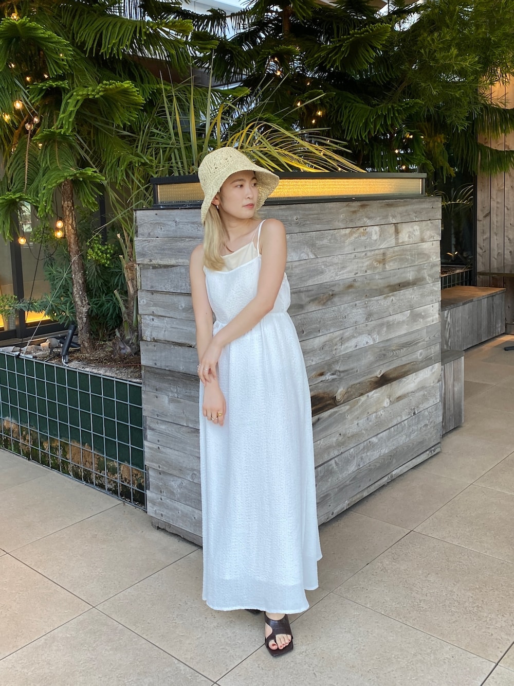 ホワイト系のキャミソール、ホワイト系のワンピース、その他のサンダルを着用したレディースの春コーディネートの2枚目の写真