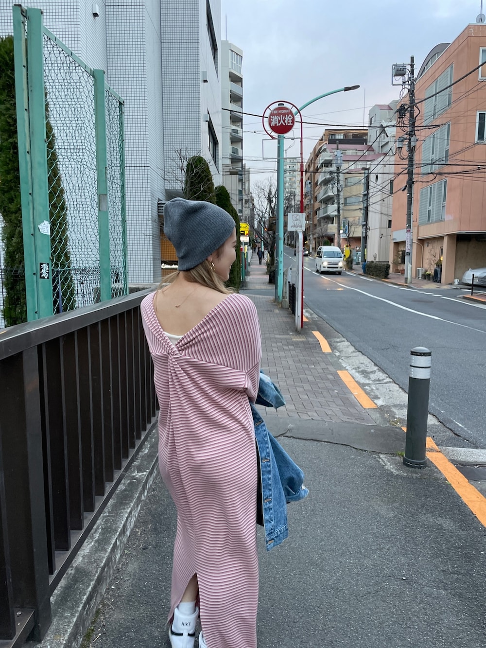 ピンク系のワンピース、ブルー系のデニムジャケット、グレー系のニットキャップ/ビーニーを着用したレディースの冬コーディネートの8枚目の写真