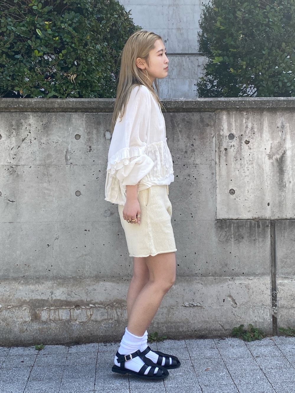 ホワイト系のシャツ/ブラウス、ホワイト系のその他パンツ、ブラック系のサンダルを着用したレディースの春コーディネートの4枚目の写真