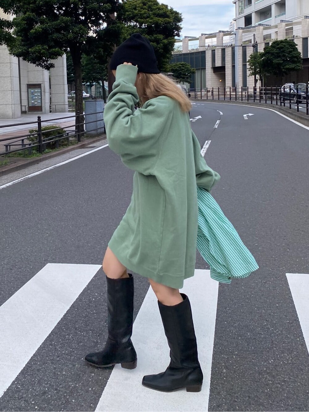 グリーン系のワンピース、グリーン系のシャツ/ブラウス、ブラック系のブーツを着用したレディースの秋コーディネートの3枚目の写真